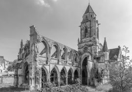 Lais Puzzle - Teilweise ruinierte mittelalterliche Kirche Saint Etienne in Caen, Normandie, Frankreich in schwarz weiß - 1.000 Teile