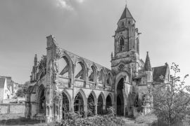 Lais Puzzle - Teilweise ruinierte mittelalterliche Kirche Saint Etienne in Caen, Normandie, Frankreich in schwarz weiß - 2.000 Teile