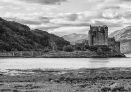 Lais Puzzle - Eilean Donan Castle, Loch Duid, Highlands, Schottland, Vereinigtes Königreich in schwarz weiß - 500, 1.000 & 2.000 Teile