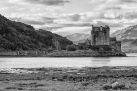 Lais Puzzle - Eilean Donan Castle, Loch Duid, Highlands, Schottland, Vereinigtes Königreich in schwarz weiß - 2.000 Teile