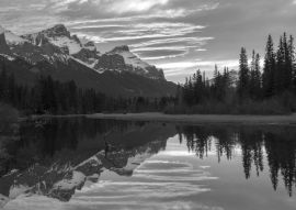 Lais Puzzle - Malerische Abendfarben bei Sonnenuntergang in Canmore Spring Creek Mountain Village und weit entfernte verschneite Rocky Mountain Peaks Landschaft im frühen Frühling, Alberta Kanada in schwarz weiß - 500, 1.000 & 2.000 Teile