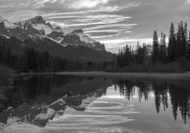 Lais Puzzle - Malerische Abendfarben bei Sonnenuntergang in Canmore Spring Creek Mountain Village und weit entfernte verschneite Rocky Mountain Peaks Landschaft im frühen Frühling, Alberta Kanada in schwarz weiß - 1.000 Teile