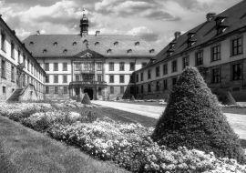 Lais Puzzle - Stadtschloss in Fulda. Die barocke Residenz wurde von 1708 bis 1714 erbaut. in schwarz weiß - 1.000 Teile