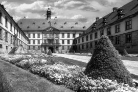 Lais Puzzle - Stadtschloss in Fulda. Die barocke Residenz wurde von 1708 bis 1714 erbaut. in schwarz weiß - 2.000 Teile
