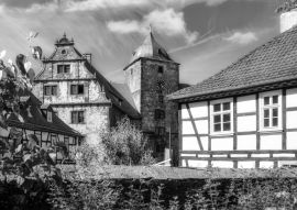 Lais Puzzle - Blick auf die Hinterburg im Schloss Schlitz, Schlitz, Hessen, Deutschland in schwarz weiß - 500, 1.000 & 2.000 Teile
