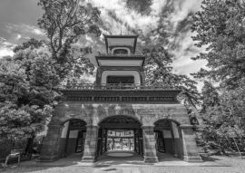 Lais Puzzle - Oyama Jinja Shinto-Schrein Haupttor, Japan in schwarz weiß - 500, 1.000 & 2.000 Teile