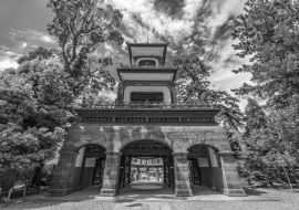 Lais Puzzle - Oyama Jinja Shinto-Schrein Haupttor, Japan in schwarz weiß - 1.000 Teile