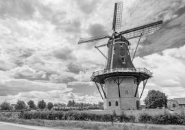 Lais Puzzle - Niederländische Windmühle Puurveense Molen im kleinen Dorf Kootijkerbroek, an der Veluwe, in der Gemeinde Barneveld, Gelderland, Niederlande in schwarz weiß - 1.000 Teile
