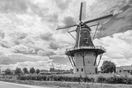 Lais Puzzle - Niederländische Windmühle Puurveense Molen im kleinen Dorf Kootijkerbroek, an der Veluwe, in der Gemeinde Barneveld, Gelderland, Niederlande in schwarz weiß - 2.000 Teile