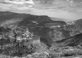Lais Puzzle - Tatev-Kloster in Armenien in schwarz weiß - 1.000 Teile