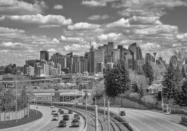 Lais Puzzle - Lebhafte Wolken über der Innenstadt von Calgary in schwarz weiß - 1.000 Teile