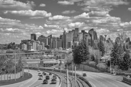 Lais Puzzle - Lebhafte Wolken über der Innenstadt von Calgary in schwarz weiß - 2.000 Teile