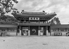 Lais Puzzle - Hwaseong Haenggung Palast in Suwon, Republik Korea in schwarz weiß - 500, 1.000 & 2.000 Teile