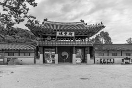 Lais Puzzle - Hwaseong Haenggung Palast in Suwon, Republik Korea in schwarz weiß - 2.000 Teile