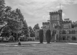 Lais Puzzle - Larnach Schloss in Dunedin, Neuseeland in schwarz weiß - 500, 1.000 & 2.000 Teile