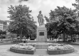 Lais Puzzle - Statue von Kapitän James Cook in Christchurch, Neuseeland in schwarz weiß - 500 & 1.000 Teile