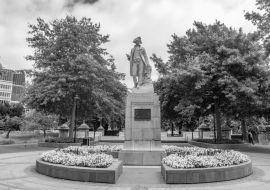 Lais Puzzle - Statue von Kapitän James Cook in Christchurch, Neuseeland in schwarz weiß - 1.000 Teile