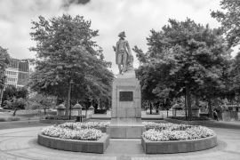 Lais Puzzle - Statue von Kapitän James Cook in Christchurch, Neuseeland in schwarz weiß - 2.000 Teile