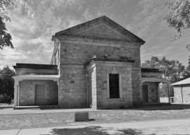 Lais Puzzle - Das historische Gerichtsgebäude (erbaut 1859) in Beechworth, Victoria, Australien in schwarz weiß - 500, 1.000 & 2.000 Teile