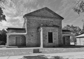 Lais Puzzle - Das historische Gerichtsgebäude (erbaut 1859) in Beechworth, Victoria, Australien in schwarz weiß - 1.000 Teile