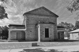 Lais Puzzle - Das historische Gerichtsgebäude (erbaut 1859) in Beechworth, Victoria, Australien in schwarz weiß - 2.000 Teile