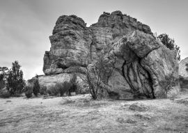 Lais Puzzle - Felsformation im Mount Arapiles State Park in der Region Wimmera in Victoria, Australien - ein bekanntes Ziel für Kletterer in schwarz weiß - 500, 1.000 & 2.000 Teile