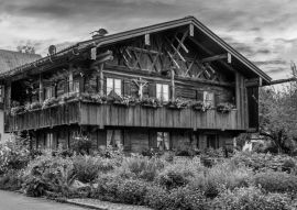 Lais Puzzle - Altes hölzernes Bauernhaus in Bernried am Starnberger See, Bayern, Deutscland in schwarz weiß - 500, 1.000 & 2.000 Teile
