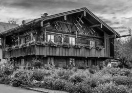 Lais Puzzle - Altes hölzernes Bauernhaus in Bernried am Starnberger See, Bayern, Deutscland in schwarz weiß - 1.000 Teile