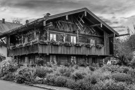 Lais Puzzle - Altes hölzernes Bauernhaus in Bernried am Starnberger See, Bayern, Deutscland in schwarz weiß - 2.000 Teile
