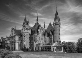 Lais Puzzle - Palast in Moszna - eine historische Residenz im Dorf Moszna, in der Woiwodschaft Oppeln, Polen in schwarz weiß - 500, 1.000 & 2.000 Teile