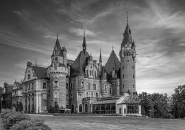 Lais Puzzle - Palast in Moszna - eine historische Residenz im Dorf Moszna, in der Woiwodschaft Oppeln, Polen in schwarz weiß - 1.000 Teile