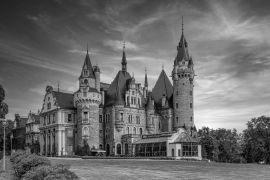 Lais Puzzle - Palast in Moszna - eine historische Residenz im Dorf Moszna, in der Woiwodschaft Oppeln, Polen in schwarz weiß - 2.000 Teile