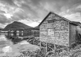 Lais Puzzle - Häuser in Havoysund auf der Insel Havoya, Finnmark, Norwegen in schwarz weiß - 500, 1.000 & 2.000 Teile