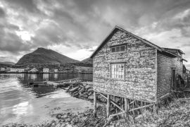 Lais Puzzle - Häuser in Havoysund auf der Insel Havoya, Finnmark, Norwegen in schwarz weiß - 2.000 Teile