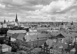 Lais Puzzle - Luftaufnahme der Skyline von Stettin mit der Kathedrale St. Jakobus der Apostel und den alten orangefarbenen Backsteingebäuden der Altstadt, Polen in schwarz weiß - 500, 1.000 & 2.000 Teile