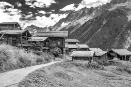 Lais Puzzle - Bergalp Weissenried im Lötschental, Wallis, Schweiz in schwarz weiß - 2.000 Teile