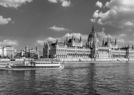 Lais Puzzle - Eine Fähre fährt am östlichen Ufer der Donau in Budapest vorbei am Parlamentsgebäude im Sommer in schwarz weiß - 500, 1.000 & 2.000 Teile