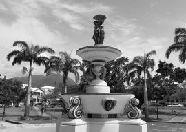 Lais Puzzle - Springbrunnen im Park von St. Kitts und Nevis in schwarz weiß - 500, 1.000 & 2.000 Teile