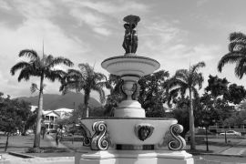 Lais Puzzle - Springbrunnen im Park von St. Kitts und Nevis in schwarz weiß - 2.000 Teile