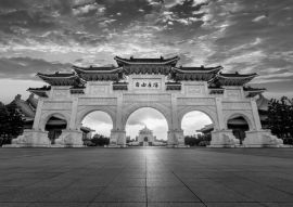 Lais Puzzle - Chiang Kai Shek Memorial Hall bei Nacht in Taipeh, Taiwan. Übersetzung: "Platz der Freiheit" in schwarz weiß - 500, 1.000 & 2.000 Teile