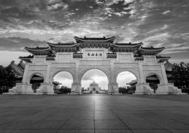 Lais Puzzle - Chiang Kai Shek Memorial Hall bei Nacht in Taipeh, Taiwan. Übersetzung: "Platz der Freiheit" in schwarz weiß - 1.000 Teile