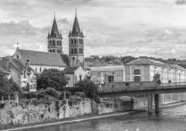Lais Puzzle - Stiftskirche Notre-Dame (gegründet zwischen 1016 und 1031) in Melun, Frankreich in schwarz weiß - 500, 1.000 & 2.000 Teile