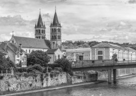 Lais Puzzle - Stiftskirche Notre-Dame (gegründet zwischen 1016 und 1031) in Melun, Frankreich in schwarz weiß - 500, 1.000 & 2.000 Teile