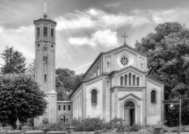 Lais Puzzle - Die historische Dorfkirche in Caputh-Schwielowsee in Brandenburg an der Havel, Deutschland in schwarz weiß - 500, 1.000 & 2.000 Teile