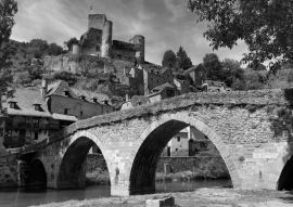Lais Puzzle - Belcastel - wunderschönes berühmtes touristisches Dorf im Aveyron, Frankreich in schwarz weiß - 500, 1.000 & 2.000 Teile