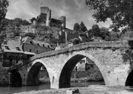 Lais Puzzle - Belcastel - wunderschönes berühmtes touristisches Dorf im Aveyron, Frankreich in schwarz weiß - 1.000 Teile