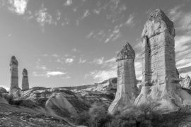 Lais Puzzle - Kappadokien mit vulkanischen Felsformationen, bekannt als Feenkamine, Türkei in schwarz weiß - 2.000 Teile