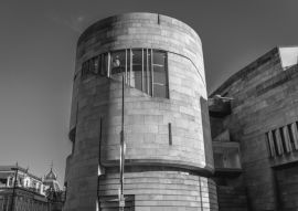 Lais Puzzle - Außenansicht des National Museum of Scotland in Edinburgh, Schottland, UK in schwarz weiß - 500, 1.000 & 2.000 Teile