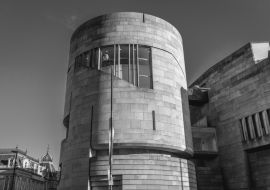 Lais Puzzle - Außenansicht des National Museum of Scotland in Edinburgh, Schottland, UK in schwarz weiß - 1.000 Teile