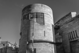 Lais Puzzle - Außenansicht des National Museum of Scotland in Edinburgh, Schottland, UK in schwarz weiß - 2.000 Teile